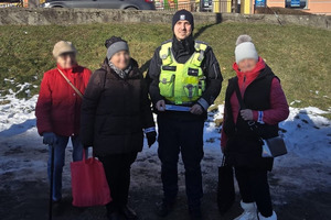 zdjęcie przedstawia policjanta i seniorkę