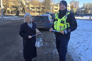 zdjęcie przedstawia policjanta i seniorkę