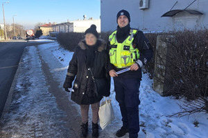 zdjęcie przedstawia policjanta i seniorkę