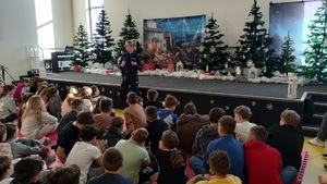 zdjęcie przedstawia policjantów w trakcie prelekcji dla dzieci