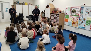 zdjęcie przedstawia policjantów w trakcie prelekcji dla dzieci