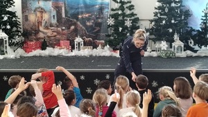 zdjęcie przedstawia policjantów w trakcie prelekcji dla dzieci