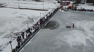 zdjęcie przedstawia służby mundurowe w trakcie działania na lodzie