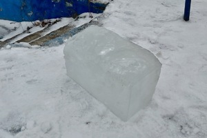 zdjęcie przedstawia służby mundurowe w trakcie działania na lodzie