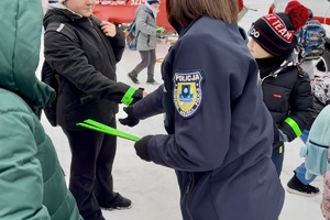 zdjęcie przedstawia służby mundurowe w trakcie działania na lodzie
