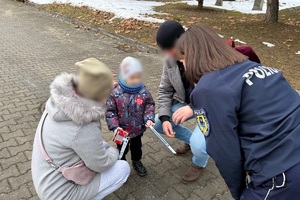 zdjęcie przedstawia policjantkę wręczającą odblaski wolontariuszowi