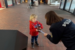 zdjęcie przedstawia policjantkę wręczającą odblaski wolontariuszowi