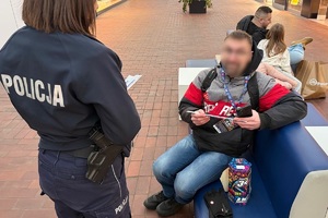 zdjęcie przedstawia policjantkę wręczającą odblaski wolontariuszowi