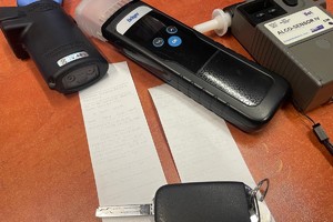 zdjęcie przedstawia alkomaty leżące na stole.