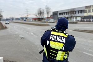 zdjęcie przedstawia policjanta w trakcie kontroli drogowej