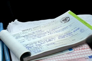 zdjęcie przedstawia policjanta w trakcie kontroli drogowej