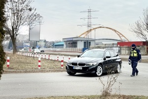 zdjęcie przedstawia policjanta w trakcie kontroli drogowej