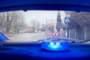 zdjęcie przedstawia policjanta w trakcie kontroli drogowej