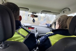 zdjęcie przedstawia policjanta w trakcie kontroli drogowej