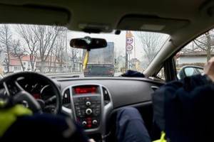 na zdjęciu ciężarówka wjeżdża pod zakaz