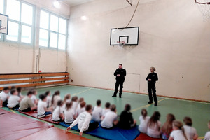 zdjęcie przedstawia policjantów w trakcie prelekcji dla dzieci
