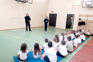 zdjęcie przedstawia policjantów w trakcie prelekcji dla dzieci