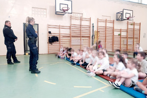 zdjęcie przedstawia policjantów w trakcie prelekcji dla dzieci