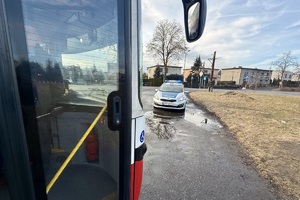 zdjęcie przedstawia policjantów kontrolujących pojazd ciężarowy