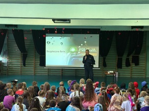 zdjęcie przedstawia policjanta w trakcie prelekcji dla dzieci