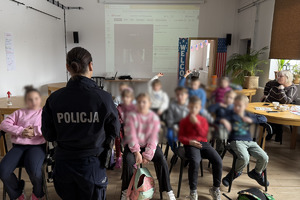 zdjęcie przedstawia policjantkę w trakcie prelekcji dla dzieci.