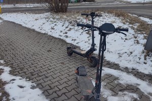 zdjęcie przedstawia hulajnogi elektryczne stojące obok radiowozu.