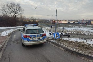 zdjęcie przedstawia hulajnogi elektryczne stojące obok radiowozu.