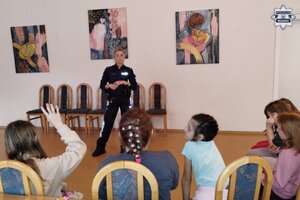 zdjęcie przedstawia policjanta w trakcie prelekcji dla dzieci