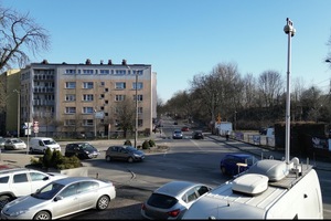 zdjęcie przedstawia policjantów w trakcie kontroli drogowej