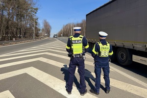 zdjęcie przedstawia policjantów w trakcie kontroli drogowej