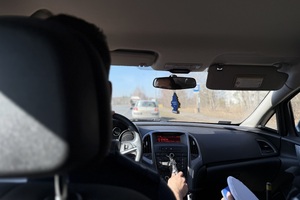 zdjęcie przedstawia policjantów w trakcie kontroli drogowej