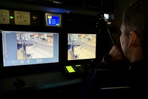 zdjęcie przedstawia policjantów w trakcie kontroli drogowej