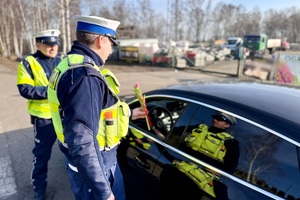 zdjęcie przedstawia policjantów w trakcie kontroli drogowej.