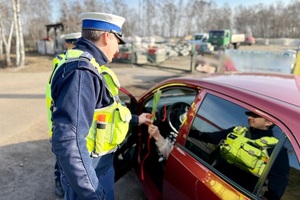zdjęcie przedstawia policjantów w trakcie kontroli drogowej.
