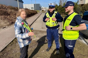 zdjęcie przedstawia policjantów w trakcie kontroli drogowej.