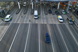 zdjęcie przedstawia policjanta w trakcie kontroli trzeźwości kierującego.
