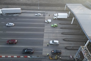 zdjęcie przedstawia policjanta w trakcie kontroli trzeźwości kierującego.