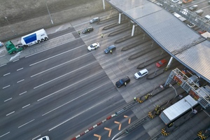 zdjęcie przedstawia policjanta w trakcie kontroli trzeźwości kierującego.