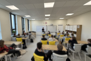 zdjęcie przedstawia policjantkę w trakcie prelekcji w szkole.