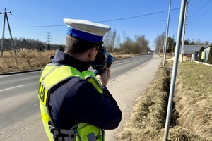 Policjant kontrolujący prędkość pojazdów
