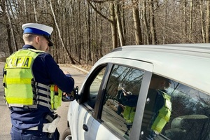 Policjant kontrolujący prędkość pojazdów