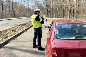 Policjant kontrolujący prędkość pojazdów