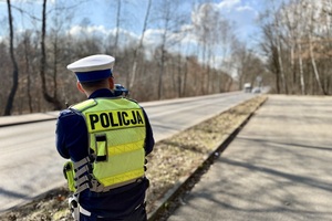 Policjant kontrolujący prędkość pojazdów