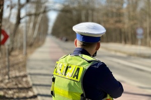 Policjant kontrolujący prędkość pojazdów