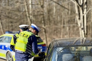 Policjant kontrolujący prędkość pojazdów