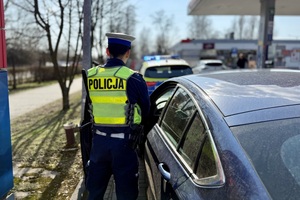 policjanci w trakcie kontroli ruchu drogowego