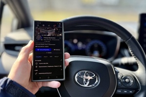 policjanci w trakcie kontroli ruchu drogowego