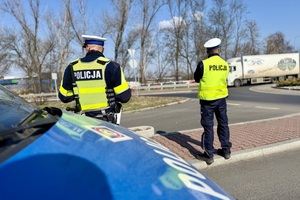 policjanci w trakcie kontroli ruchu drogowego