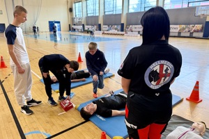 policjanci w trakcie turnieju bezpieczenstwa ruchu drogowego