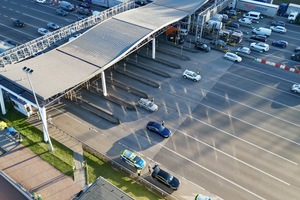 policjant w trakcie kontroli trzeźwości kierujących.